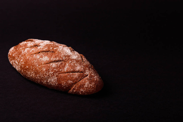 Жирний чорний хліб на темному тлі. Копіювати простір
 - Фото, зображення
