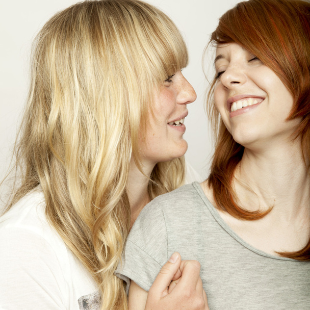 blond a červené vlasy dívky se smějí - Fotografie, Obrázek
