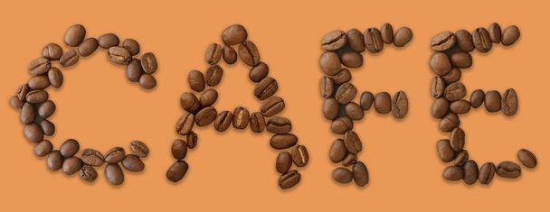 Cafe word gemaakt van koffiebonen op bruine achtergrond - close-up concept - Foto, afbeelding