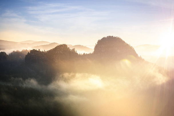 Meditáció a lágy fény a német szász Svájc Nemzeti Park közelében található Drezdában. Túrázás és hegymászás fáradalmait a Elba-homokkő-hegység gyönyörű hegyvonulatok. - Fotó, kép