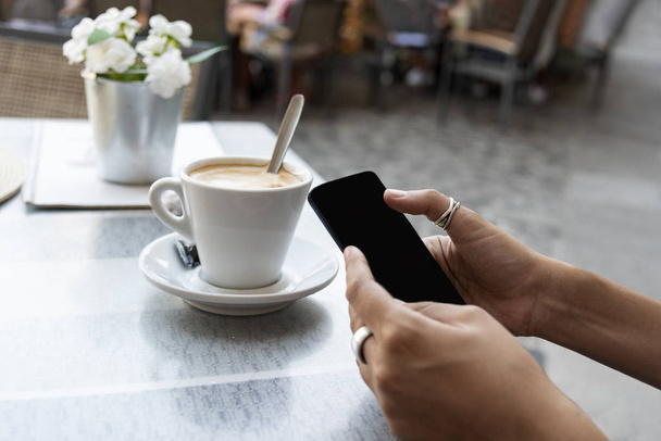 Žena u kávy a chatování s její mobilní - Fotografie, Obrázek