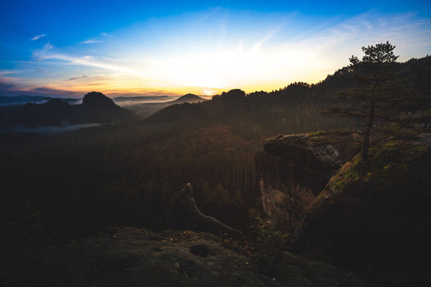 Épique lever de soleil au sommet d'une mesa dans le parc national allemand de la Suisse saxonne. Chaîne de montagnes avec lumière et brouillard. Randonnée et escalade dans les magnifiques chaînes de montagnes de l'Elbe Sandstone Mountains
. - Photo, image