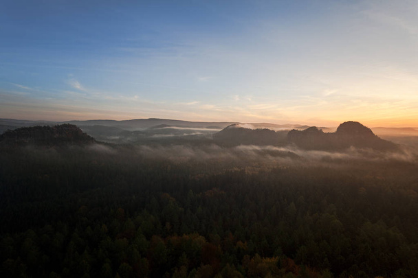 Epikus sunrise könnyű csúcsán egy mesa a német szász Svájc Nemzeti Park területén. Hegység, a fény és a köd. Túrázás és hegymászás fáradalmait a Elba-homokkő-hegység gyönyörű hegyvonulatok. - Fotó, kép