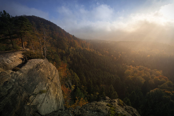 Natura meravigliosa in autunno nel parco nazionale tedesco della Svizzera sassone. Gamma montuosa con luce e nebbia. Escursioni e arrampicate nelle meravigliose catene montuose delle montagne di arenaria dell'Elba
. - Foto, immagini