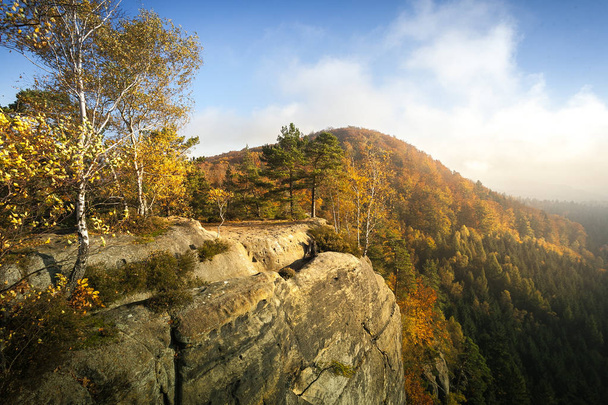 Natura meravigliosa in autunno nel parco nazionale tedesco della Svizzera sassone. Gamma montuosa con luce e nebbia. Escursioni e arrampicate nelle meravigliose catene montuose delle montagne di arenaria dell'Elba
. - Foto, immagini