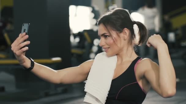 Beautiful sportive girl at gym background - Кадри, відео