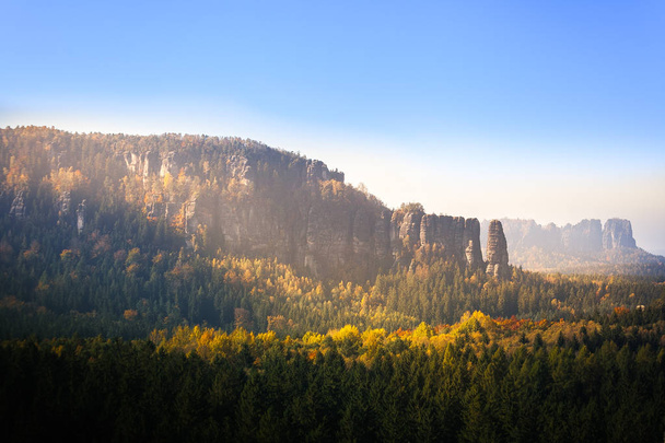 Csodálatos természet őszén a német szász Svájc Nemzeti Park területén. Hegység, a fény és a köd. Túrázás és hegymászás fáradalmait a Elba-homokkő-hegység gyönyörű hegyvonulatok. - Fotó, kép