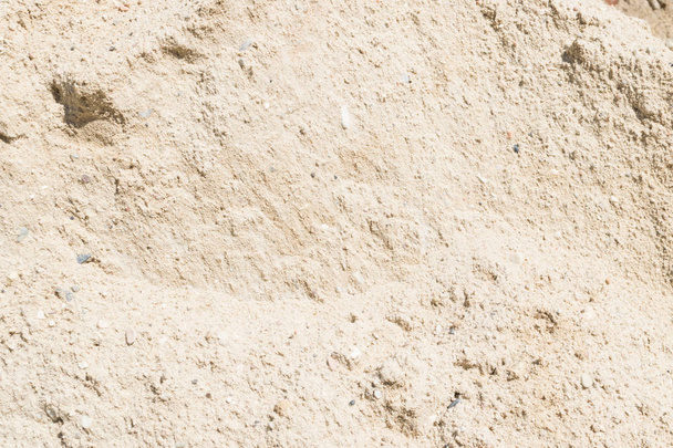 Σωρός από άμμο, χαλίκια, βότσαλα και σκυροδέματος για κατασκευή Closeup σε ηλιόλουστη μέρα. Αντίθεση φωτογραφία της ερήμου αμμώδη έδαφος με μικρές πέτρες υφή, το φόντο ή το μοτίβο - Φωτογραφία, εικόνα