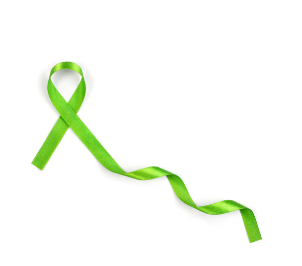 Πράσινη συνείδηση συμβολική σατέν κορδέλα που απομονώνονται σε λευκό φόντο φωτογραφία με απόκομμα διαδρομή με θέση για το κείμενο - Φωτογραφία, εικόνα