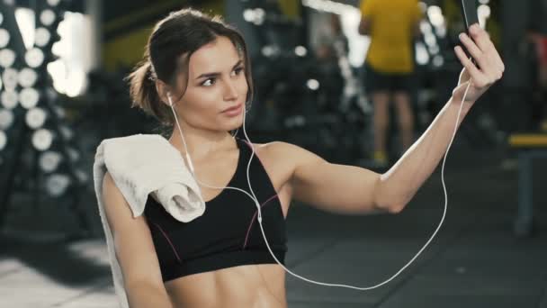 Close up portrait of pretty girl in gym - Footage, Video