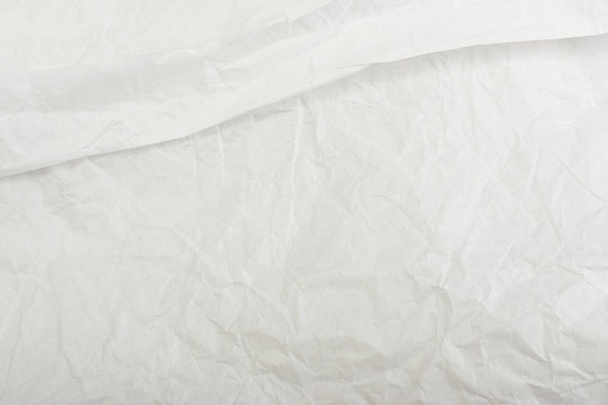 List bílé tenké zmačkaný Craft papírové pozadí pohledu shora. Vrásčitá Grey balicí papír textury nebo vzorku - Fotografie, Obrázek