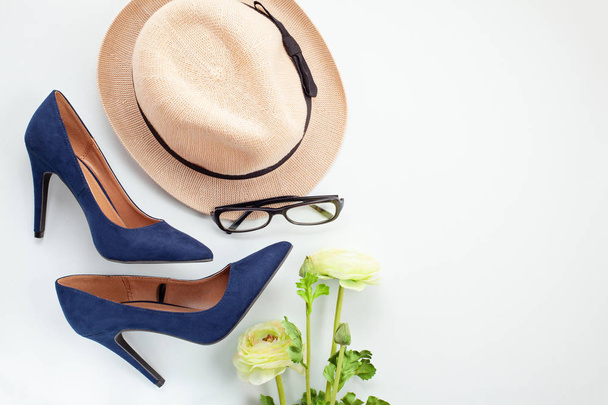 Accesorios de moda y zapatos de tacón alto azul para niñas y mujeres. Tendencias de moda urbana, concepto de blog de belleza
 - Foto, imagen
