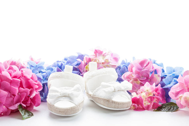 Χαριτωμένο μωρό νεογέννητο κορίτσι παπούτσια. Ντους μωρών, γενέθλια, πρόσκληση ή Ευχετήρια κάρτα - Φωτογραφία, εικόνα