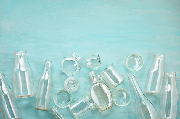 Resíduos de diferentes recipientes de vidro prontos para reciclagem. Responsabilidade social, conceito de ecologia
 - Foto, Imagem