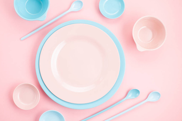 Burla de pastel rosa y azul platos y cuencos sobre el fondo rosado milenario
 - Foto, Imagen