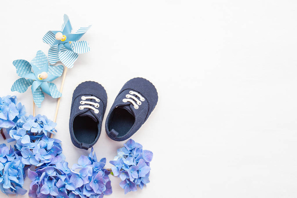 Beyaz arka plan üzerinde şenlikli dekorasyonu ile şirin yeni doğan bebek çocuk ayakkabıları. Bebek duş, Doğum günü, davet veya tebrik kartı mockup - Fotoğraf, Görsel