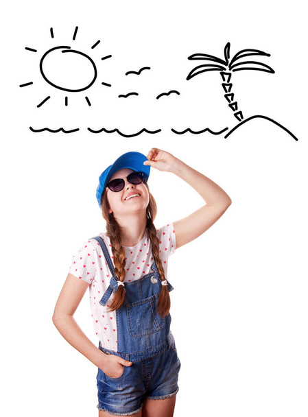 Porträt des jungen Mädchens, das im Sommeroutfit vor weißem Hintergrund vom Urlaub träumt - Foto, Bild