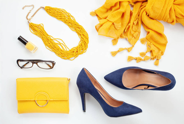 Accessoires jaune vif et chaussures bleues pour les filles et les femmes. Mode urbaine, beauté et concept de blog de mode
 - Photo, image