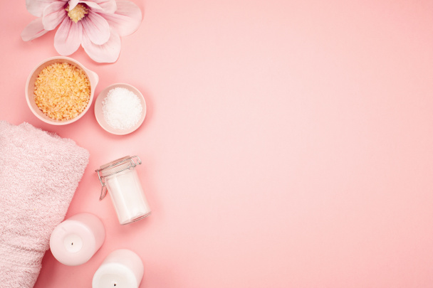 Vrouwelijke schoonheid en wellness producten, tools en cosmetica op de duizendjarige roze achtergrond - Foto, afbeelding