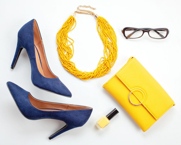 Accessoires jaune vif et chaussures bleues pour les filles et les femmes. Mode urbaine, beauté et concept de blog de mode
 - Photo, image