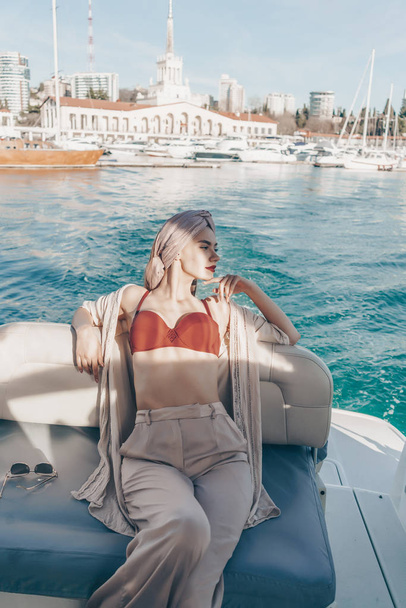 luxurious stylish woman sailing the Caribbean sea to the island, a long-awaited vacation - Foto, imagen