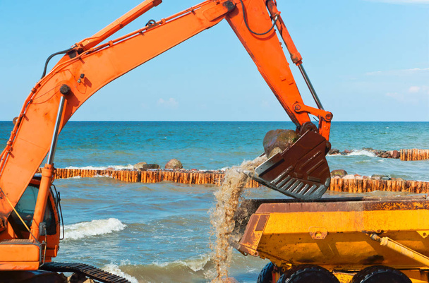 équipement de construction sur le rivage, construction de brise-lames, mesures de protection côtière
 - Photo, image