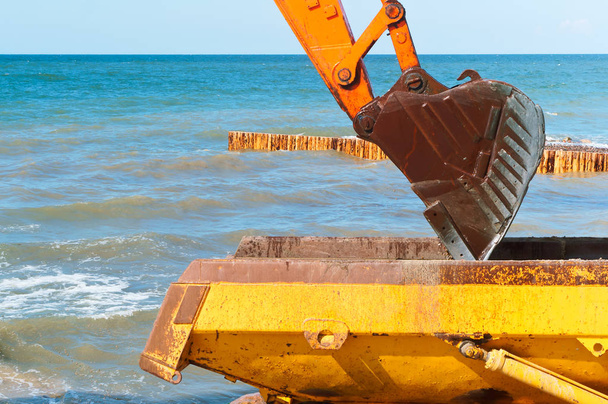 équipement de construction sur le rivage, construction de brise-lames, mesures de protection côtière
 - Photo, image