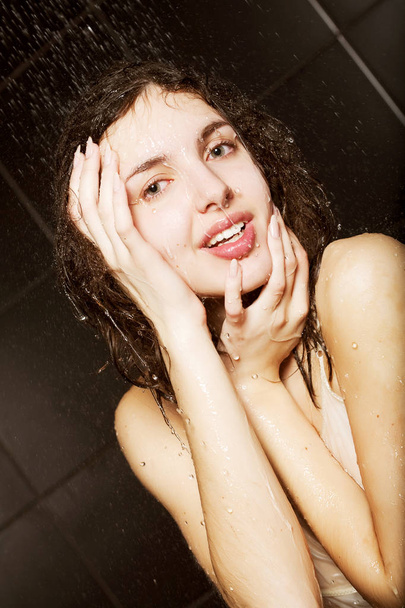 Tyttö suihkussa
 - Valokuva, kuva