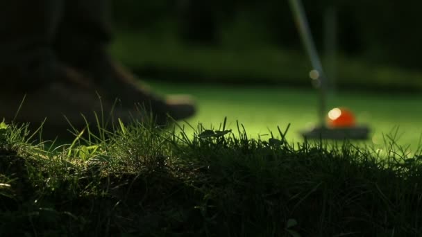 Mükemmel bir golf putt. Üç turuncu topları - Video, Çekim