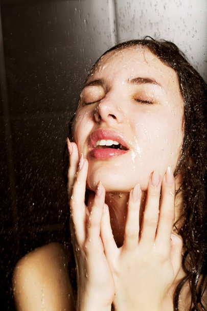 Duşta kız - Fotoğraf, Görsel
