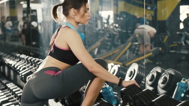junges Mädchen posiert im Fitnessstudio Hintergrund - Filmmaterial, Video