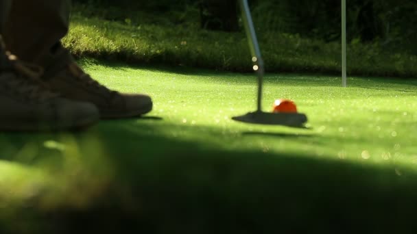 Mükemmel bir golf putt. Üç turuncu topları - Video, Çekim