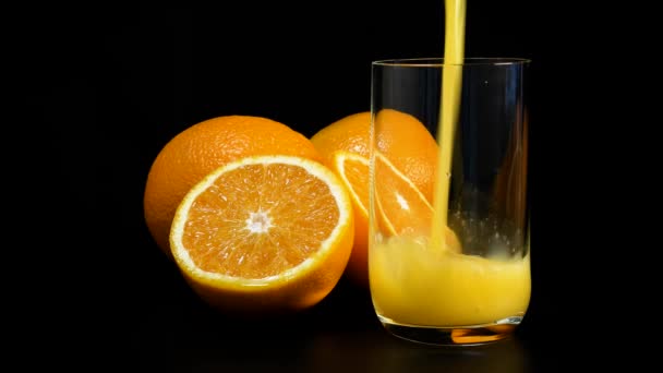 Nalijte do sklenice pomerančové šťávy - Záběry, video