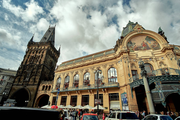 Prague, Czech Republic, September 15, 2017: Powder tower (Prasna brana) - medieval Gothic city gate and Prague Opera house in the center of old Prague, Czech Republic - Foto, immagini