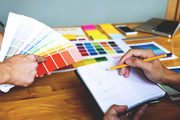 Grafiker wählen Farben aus den Farbbändern Muster für Design .designer grafische Kreativität Arbeitskonzept .  - Foto, Bild