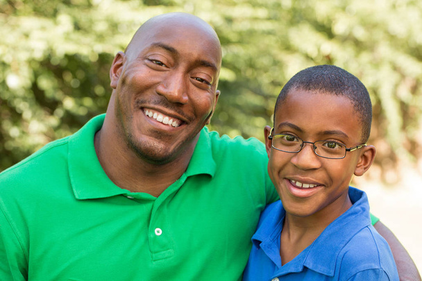 Padre afroamericano y su hijo
. - Foto, imagen