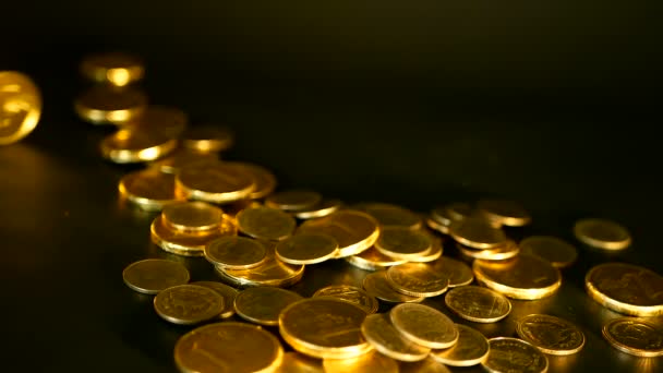 Gouden munten op zwarte achtergrond. Succes van zakelijke financiën, investeringen, aanmunting van ideeën, rijkdom, bancaire concept - Video