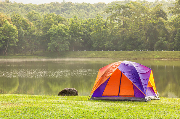 Tienda de campaña de cúpula turística en el camping forestal en el lado del lago
 - Foto, imagen