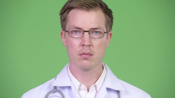 Retrato del joven médico cubriendo las orejas
 - Metraje, vídeo