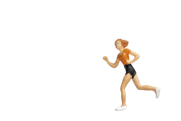 Мініатюрні люди бігають ізольовані на білому тлі з відсічним контуром
 - Фото, зображення