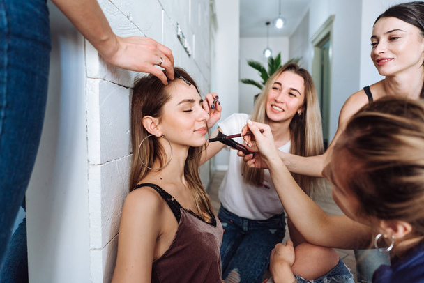 Les jeunes filles de beauté faisant maquillage
 - Photo, image