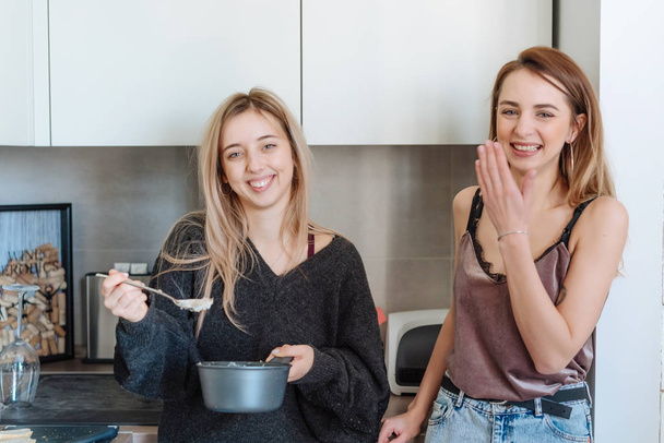 zwei Mädchen essen Brei zu Hause - Foto, Bild