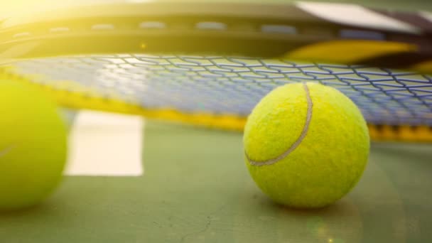 Primo piano delle attrezzature da tennis in campo. Sport, concetto di svago
. - Filmati, video
