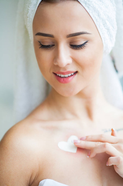 Beauty Face Care. Woman Applying Cream On Skin. - Foto, immagini