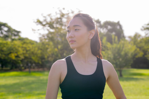 Retrato de bela mulher chinesa pronta para o exercício no parque
 - Foto, Imagem