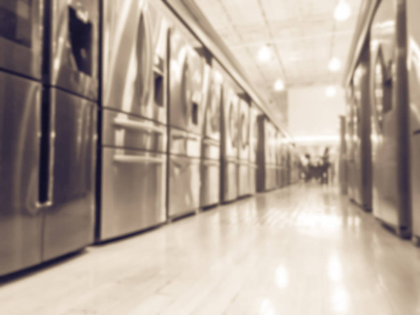 Винтажный тон размыл фон покупателей французских дверных холодильников в магазине бытовой техники в Америке
 - Фото, изображение