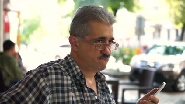 Portrait d'un homme mature et séduisant avec des lunettes regardant la caméra et souriant
. - Séquence, vidéo