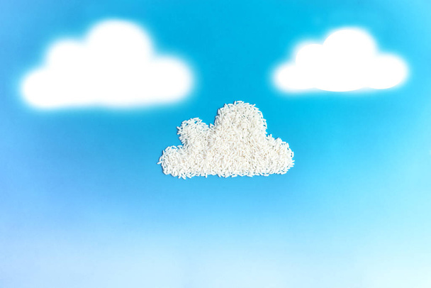 bílá rýže jako nadýchaný tvar mraku na pozadí tmavě modré oblohy, koncept cloudové úložiště - Fotografie, Obrázek