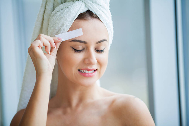 esteticista depilación de cejas de mujer joven en el centro de spa
. - Foto, Imagen