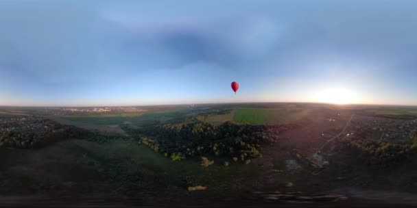 Vr360 ζεστό αέρα μπαλόνι στον ουρανό πάνω από ένα πεδίο. - Πλάνα, βίντεο